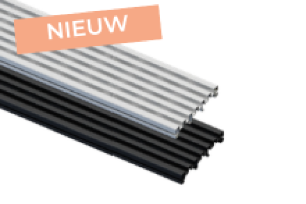 Detail van 2 Silvadec terrasventilatierosters in zwart en grijs