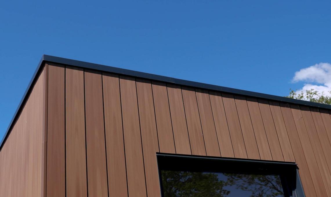 Gevelbekleding Atmosphère 175 Zonbruin met blauwe lucht