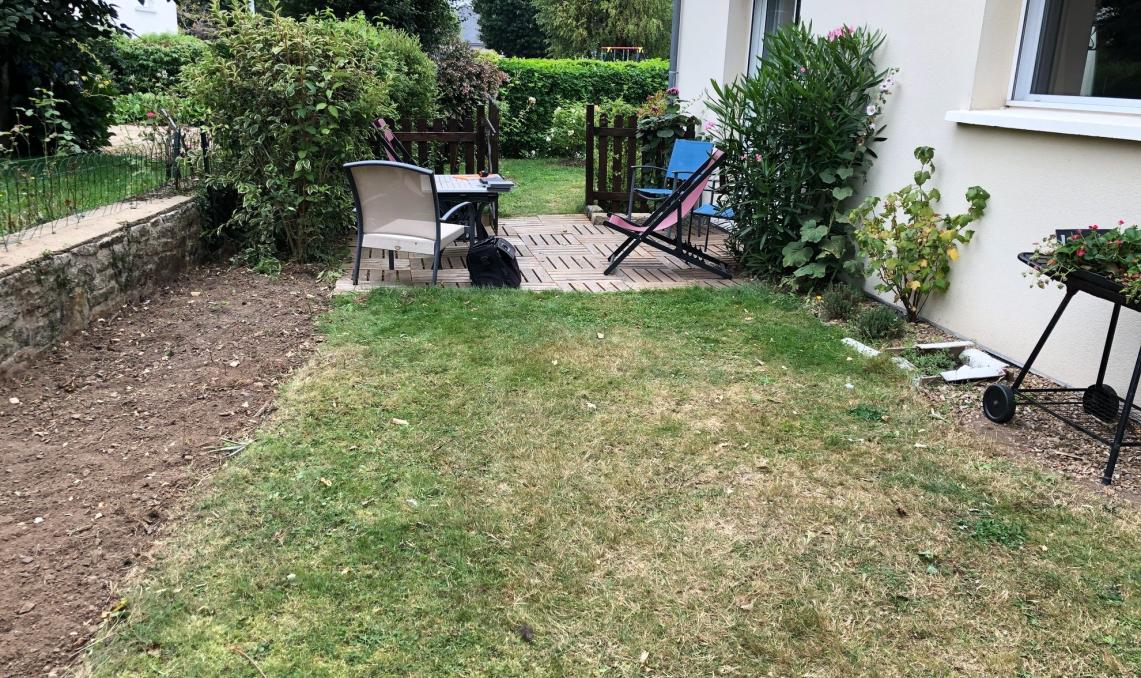 Clôture composite gris anthracite jardin résidentiel