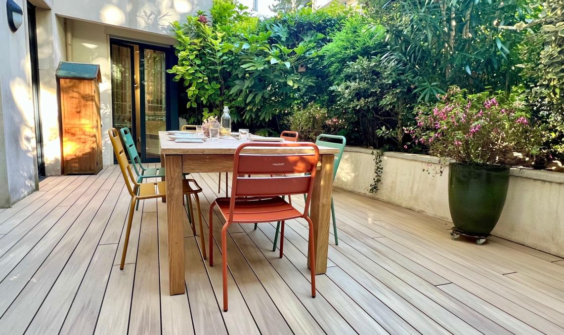 Vue d'ensemble d'un Projet de terrasse nuances chene clair à Paris 12