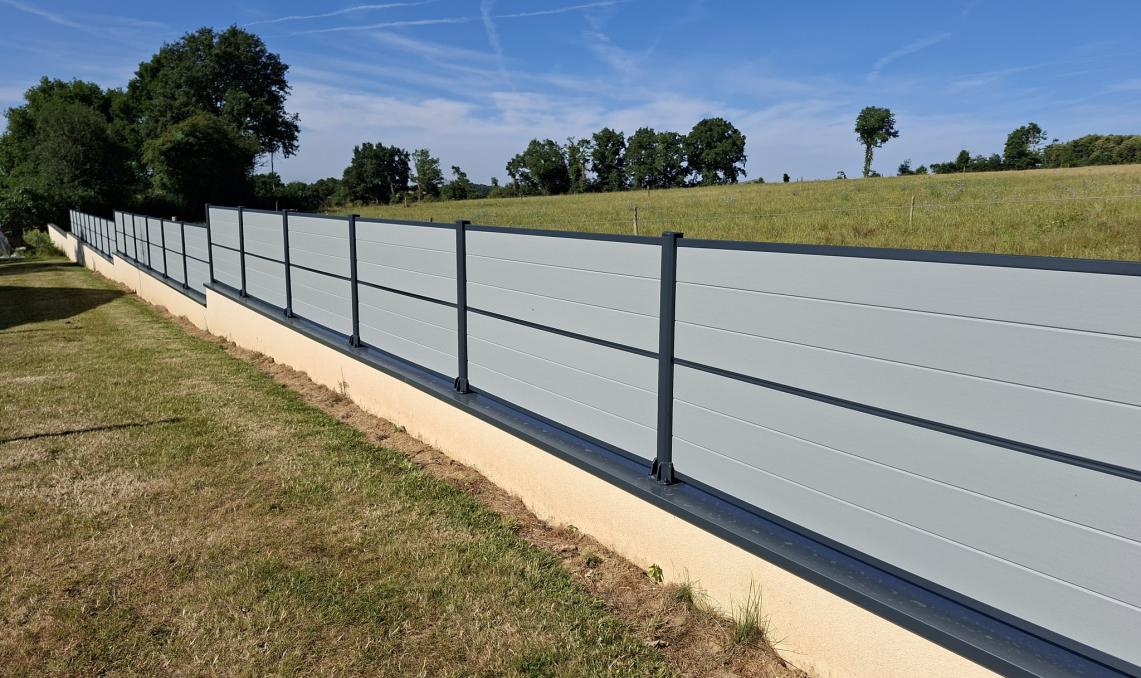 Lame écran Atmosphère gris clair sur muret et couverture