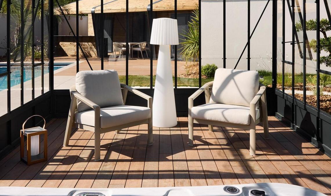 Espace spa sous vérandah à structure métallique noire, plancher en lames composite Nuances Ipé Silvadec