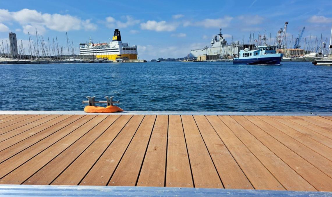 Pontons en lames Silvadec Atmosphère brun lima Port de Toulon