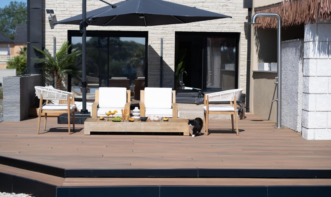 Terrasse en composite Nuances Ipé avec salon extérieur, Villa des Oliviers en Bretagne